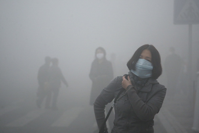 Cмог охватил почти все крупные города КНР. Особенно пострадал Пекин, в который чистый воздух уже начинают завозить в баллонах из Канады.