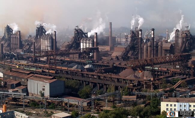 Мариупольский металлургический комбинат имени Ильича начинает очень серьезное переоборудование производства, несмотря на непрекращающиеся боевые действия в Славянске и Донецке.