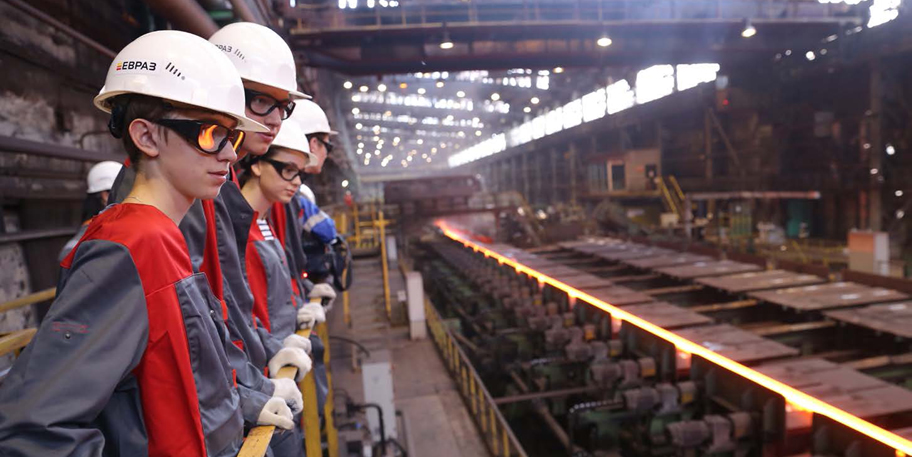 Более 900 миллионов рублей было потрачено на улучшение условий труда на нескольких предприятиях, принадлежащих ЕВРАЗ.